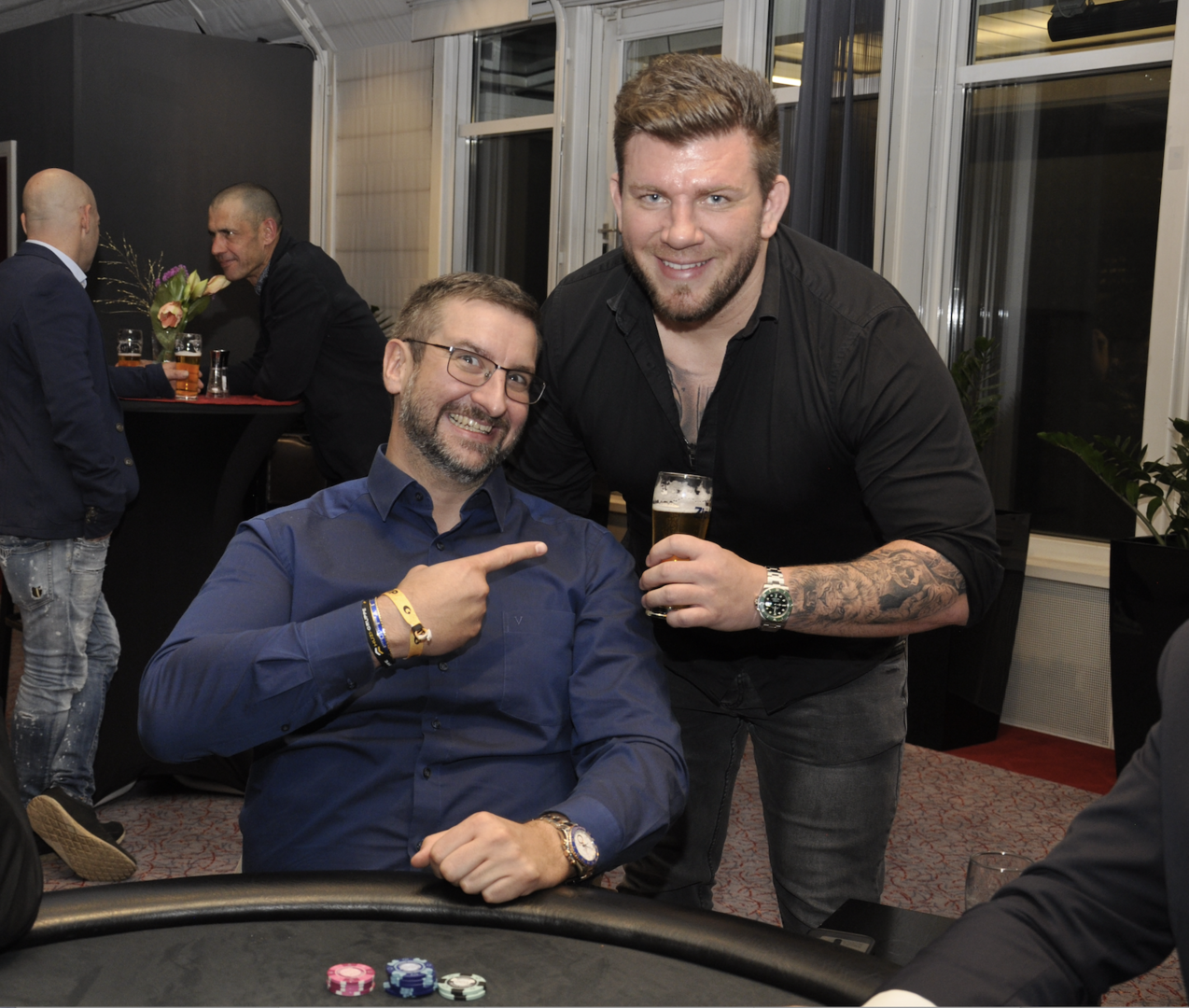 2 Männer am Pokertisch