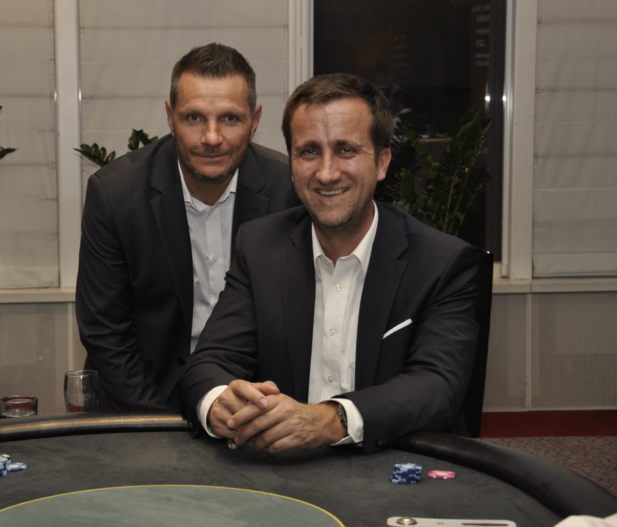 2 Männer am Pokertisch