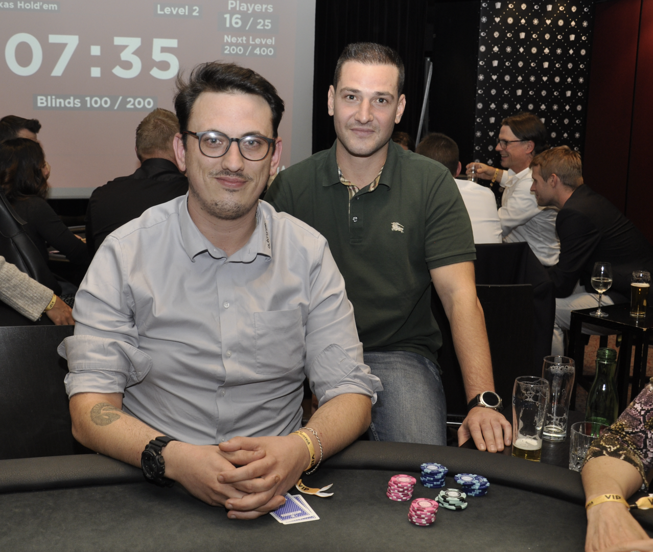 2 Männer am Pokertisch