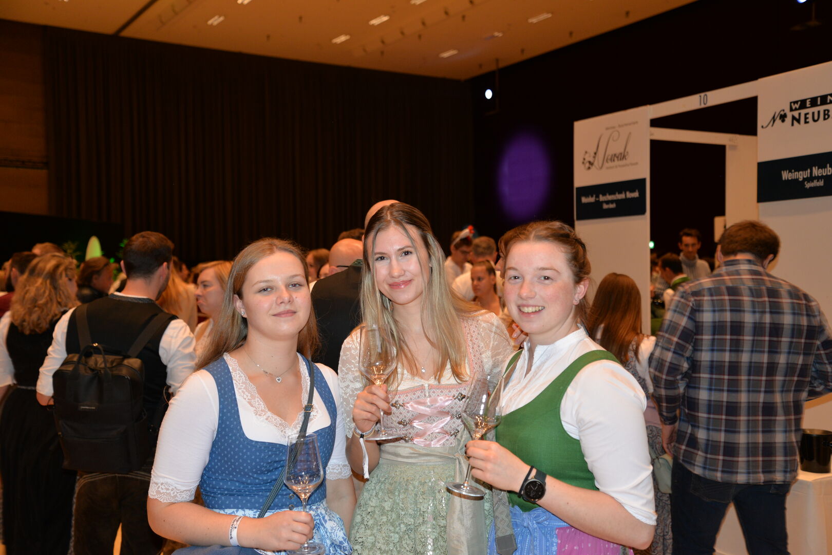 Drei Frauen im Dirndl stehen nebeneinander