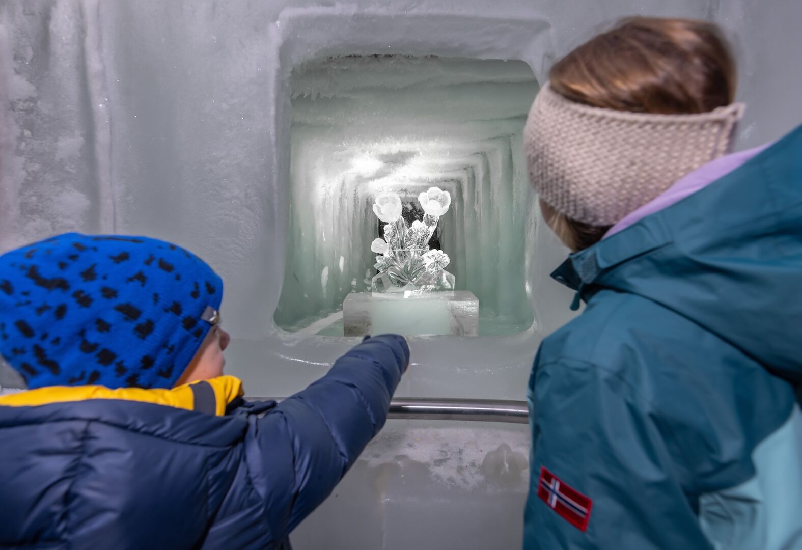 Mutter und Kind im Eispalast, bestaunen Blumen aus Eis
