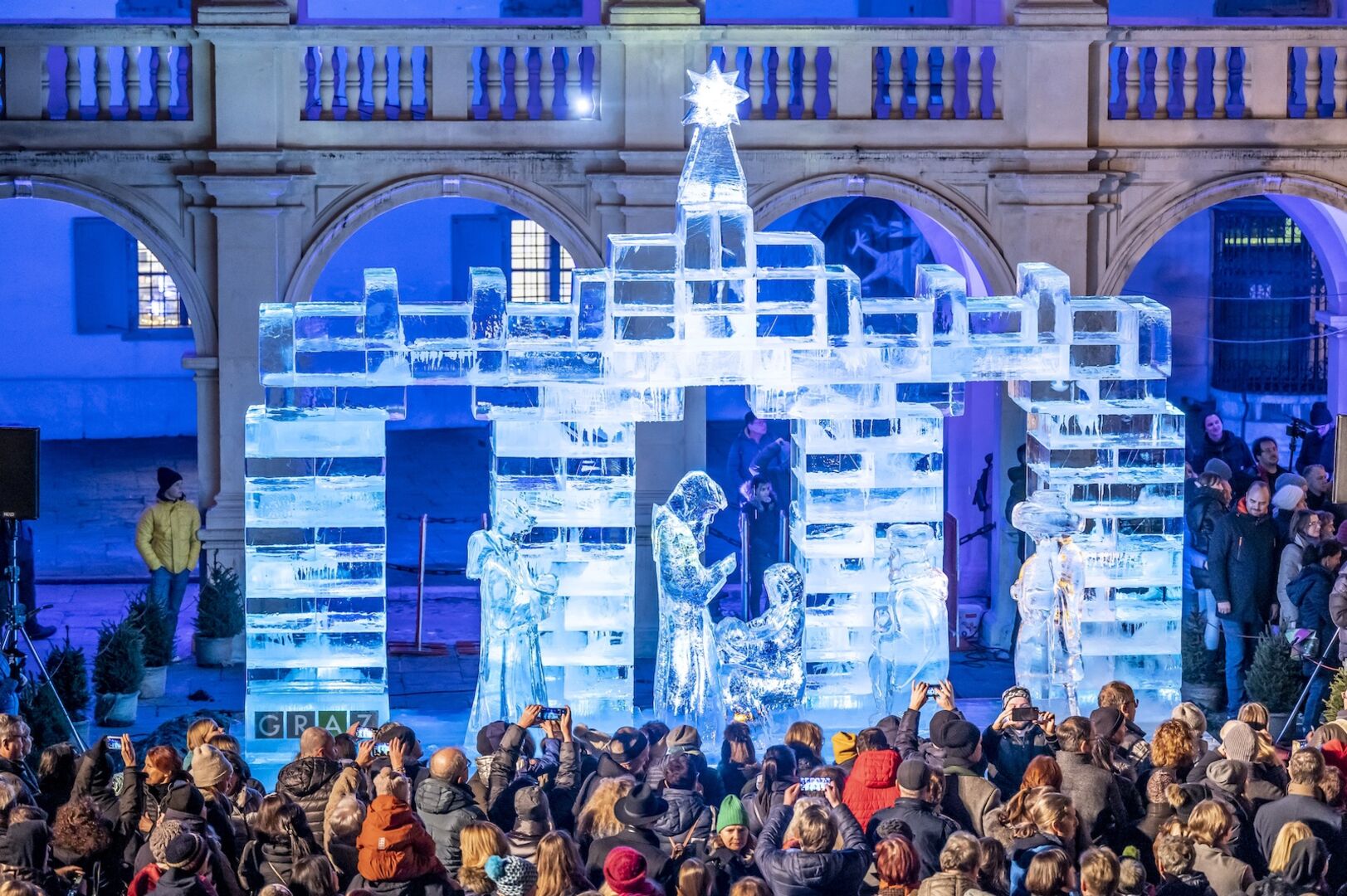 Menschenhohe Krippe aus Eisquadern, davor viele Menschen