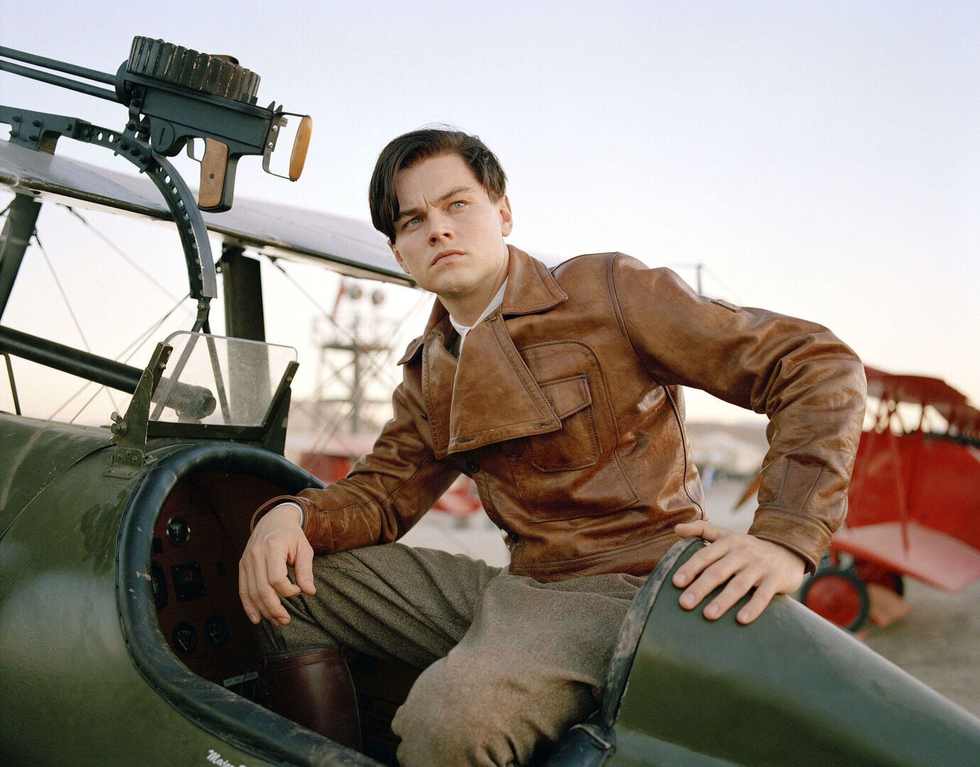 Szenenfoto aus dem Film &quot;The Aviator&quot;, auf dem Leonardo CiCaprio in einem Flugzeug aus dem Esten Weltkrieg sitzt
