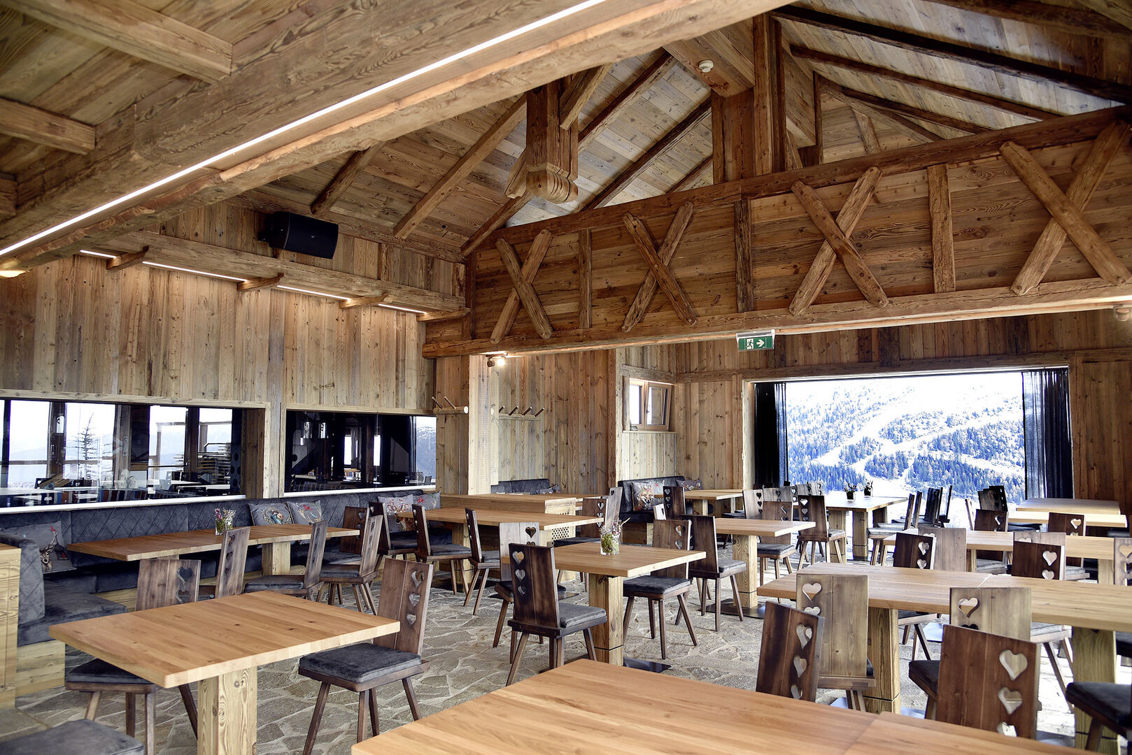 Eine urige Hütte von innen