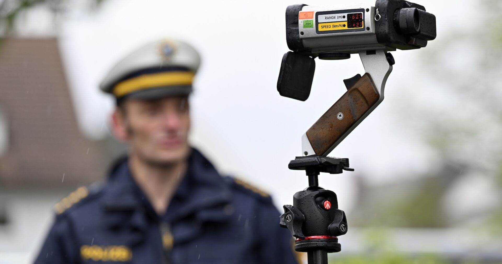 Überwachungsgerät und Polizist