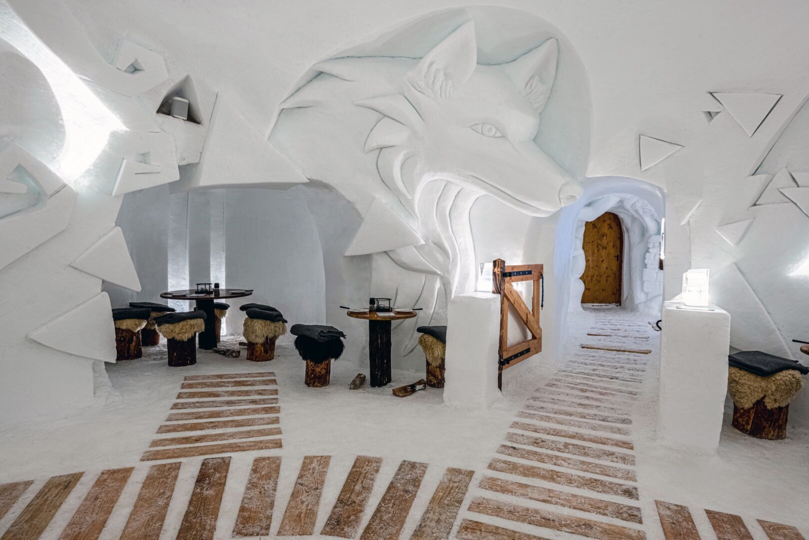 Restaurant im Iglu, geschnitzter Eis-Wolf an der Wand
