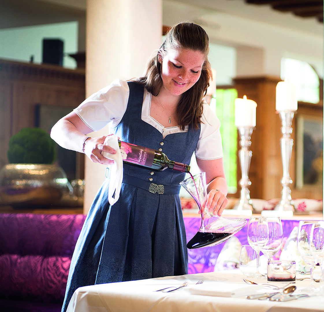 Kellnerin im Hotel Krallerhof | Credit: David Knoernschild