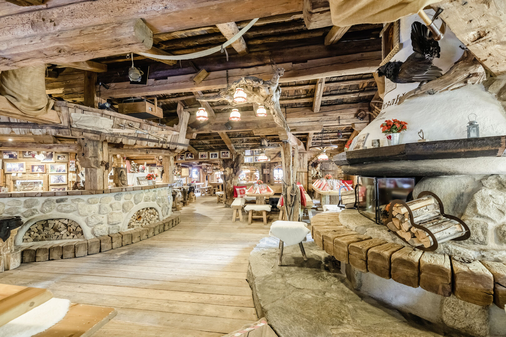 Einen gemütlicher Innenbereich mit Holzstühlen