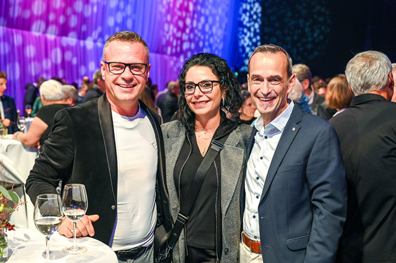 Peter und Natascha Mostögl (INVESTRAUM) und VDir. Markus Prünster (RB im Walgau)  (v. li.)