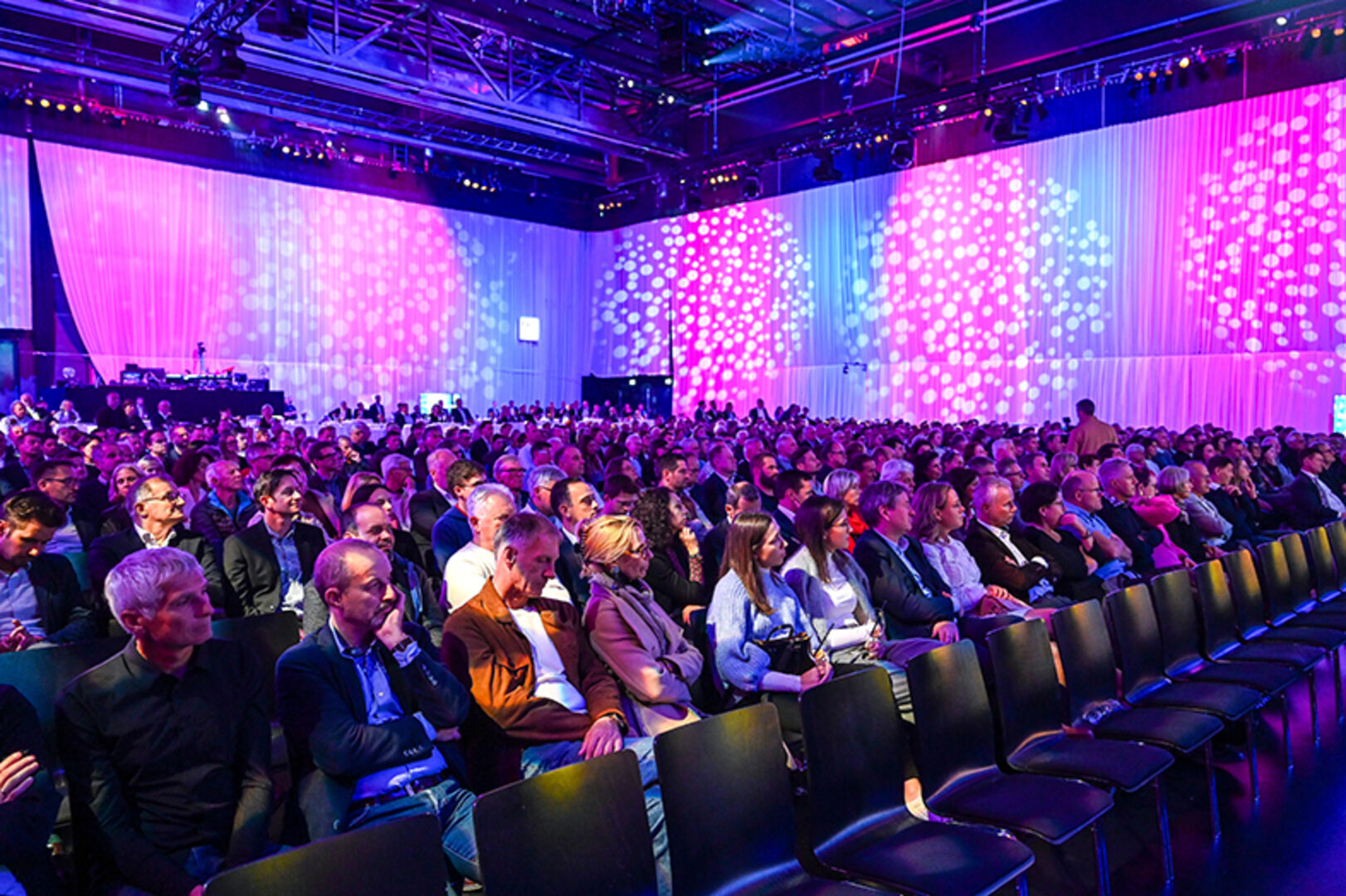 Über 550 Besucher folgten der Einladung der Vorarlberger Raiffeisenbanken auf die Werkstattbühne im Festspielhaus.