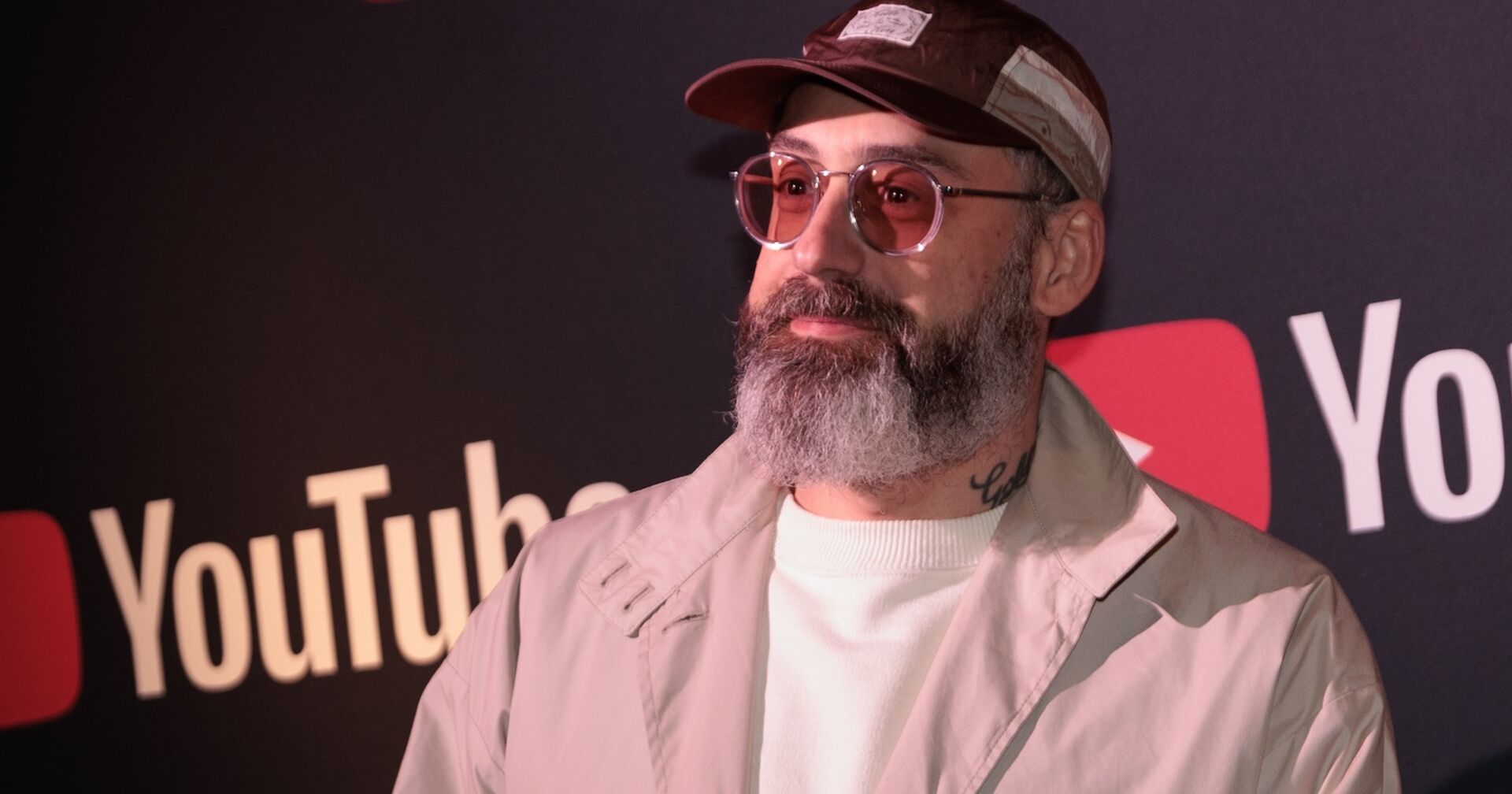 Porträt mit Cap und Sonnenbrille