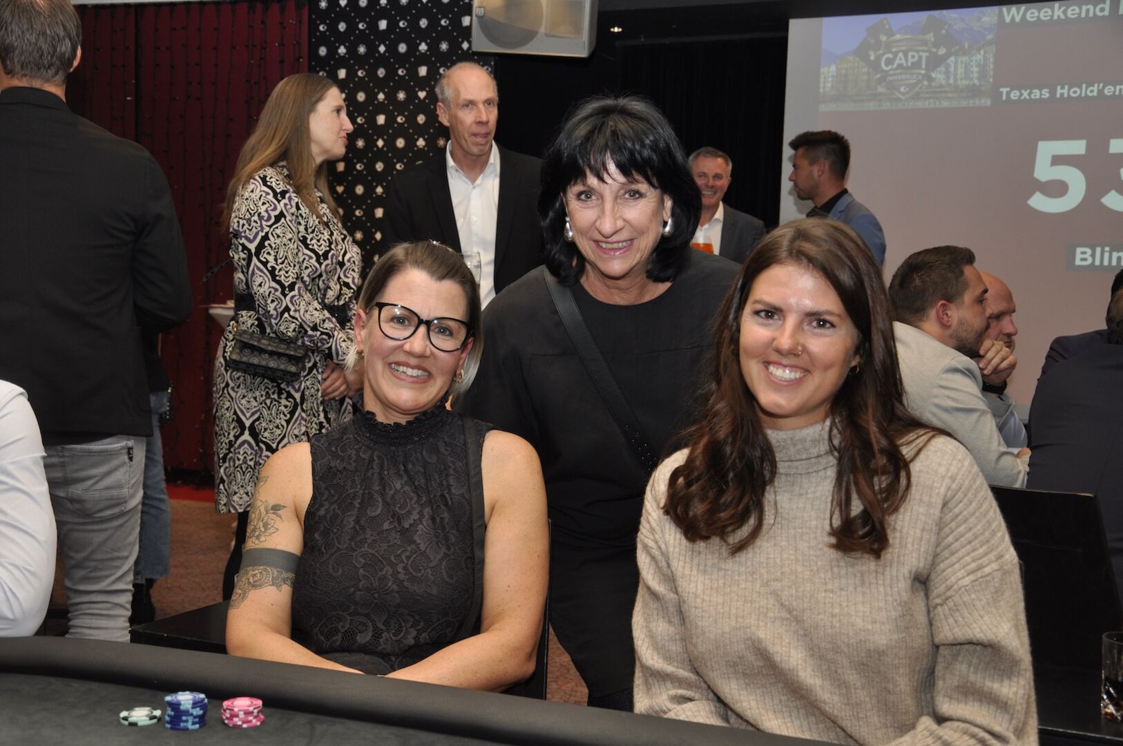 3 Damen am Pokertisch