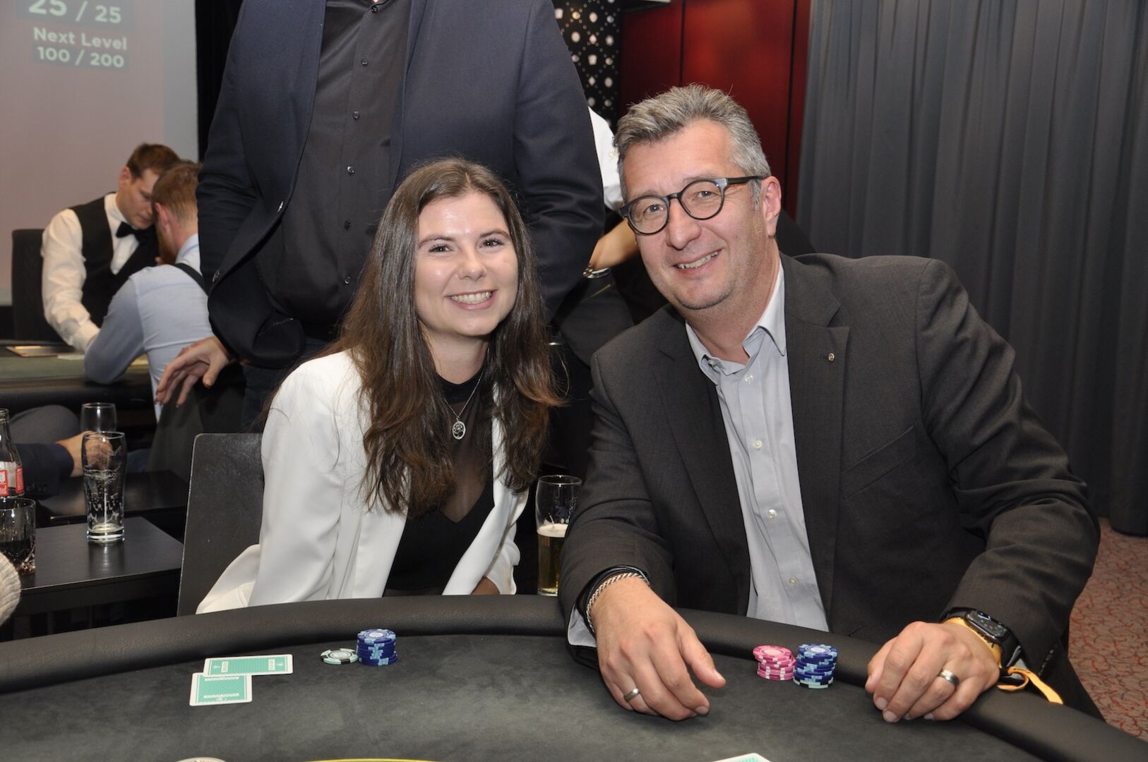 Dame und Herr am Pokertisch