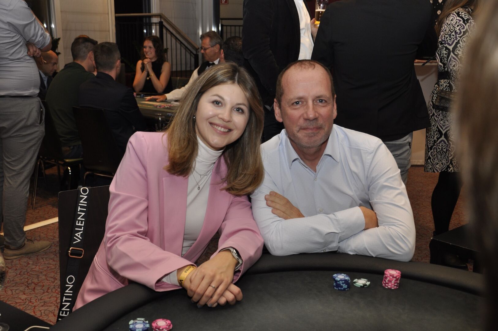 Dame und Herr am Pokertisch