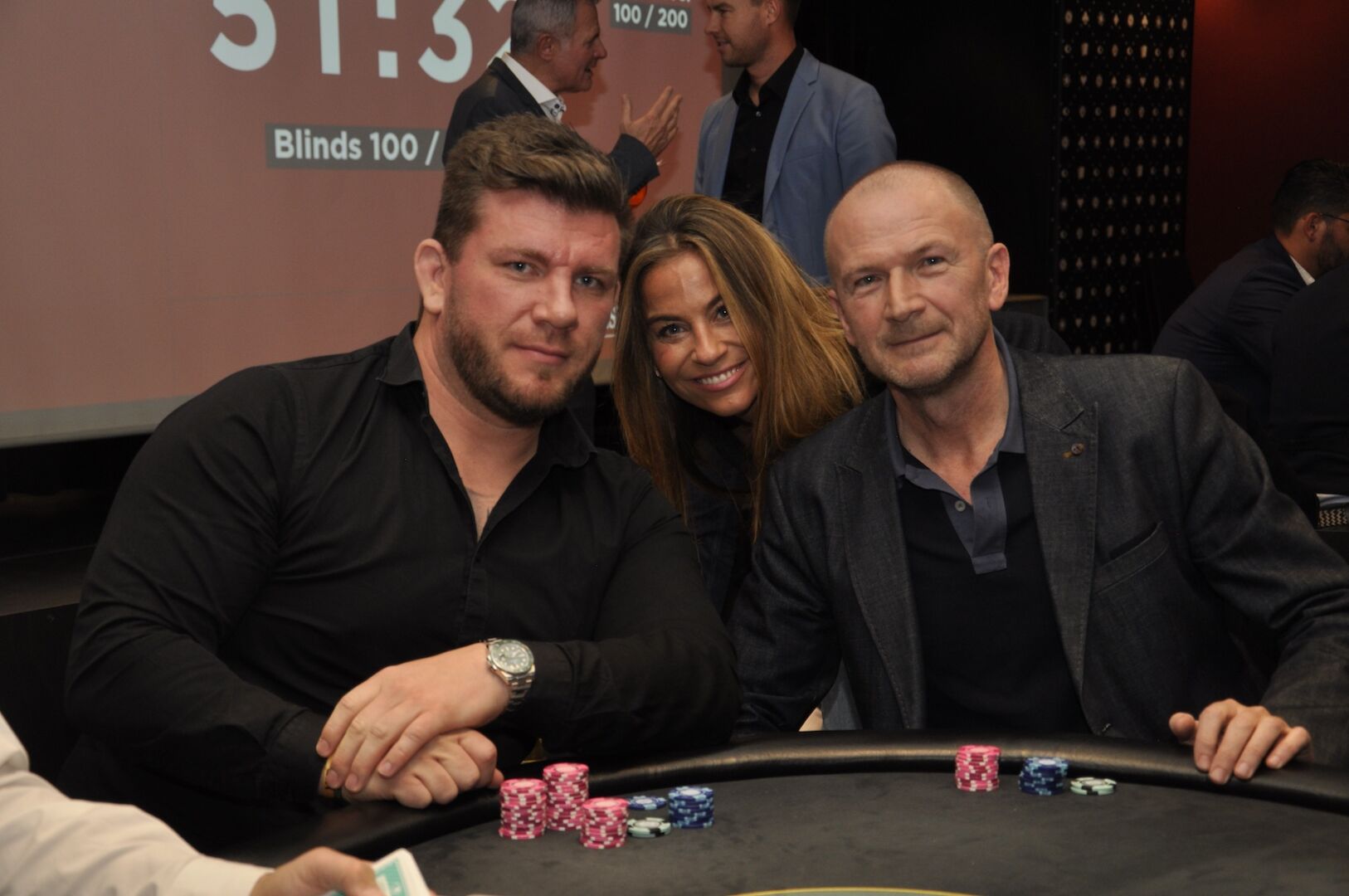 2 Herren und 1 Dame am Pokertisch