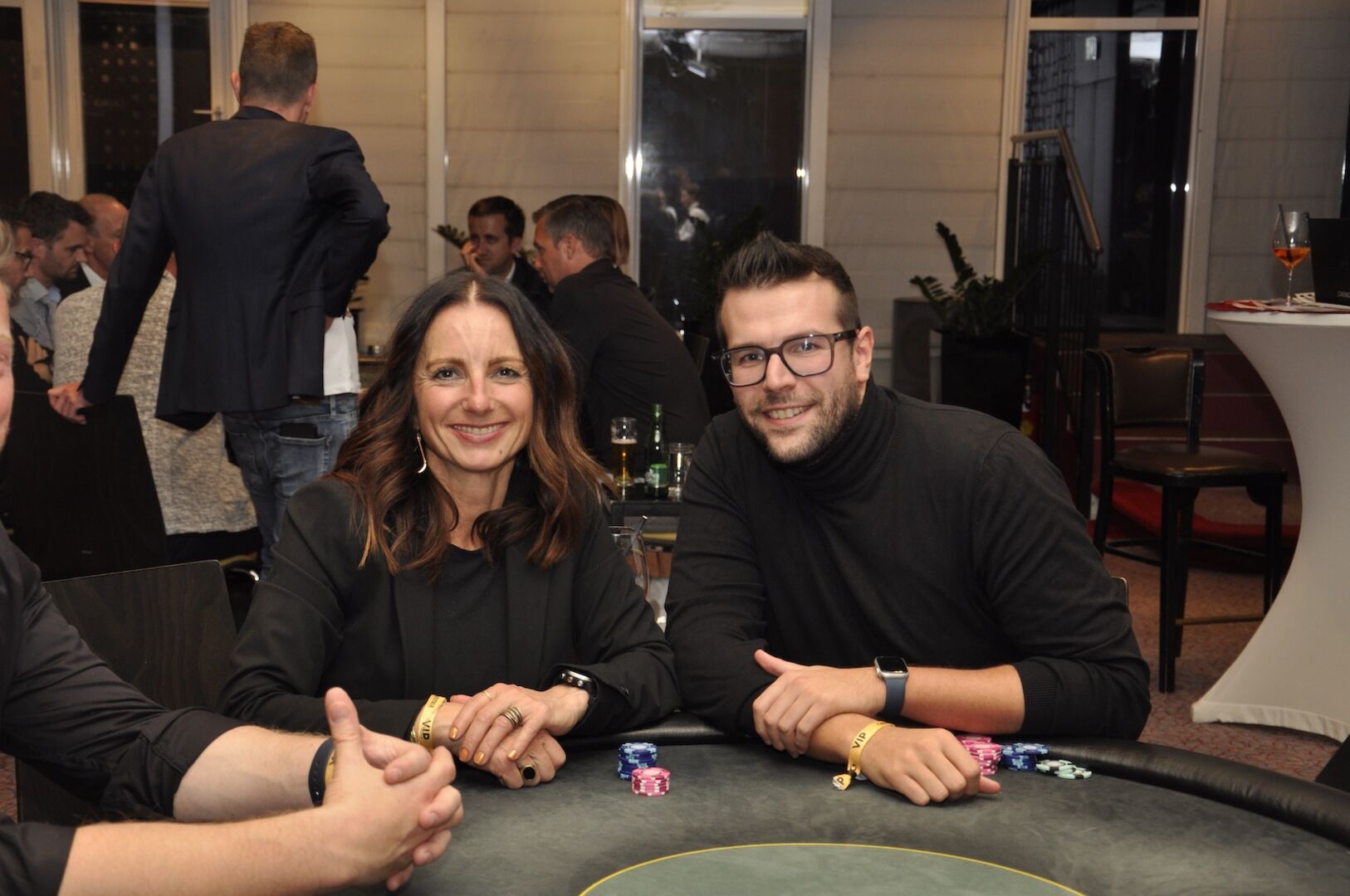 Dame und Herr am Pokertisch