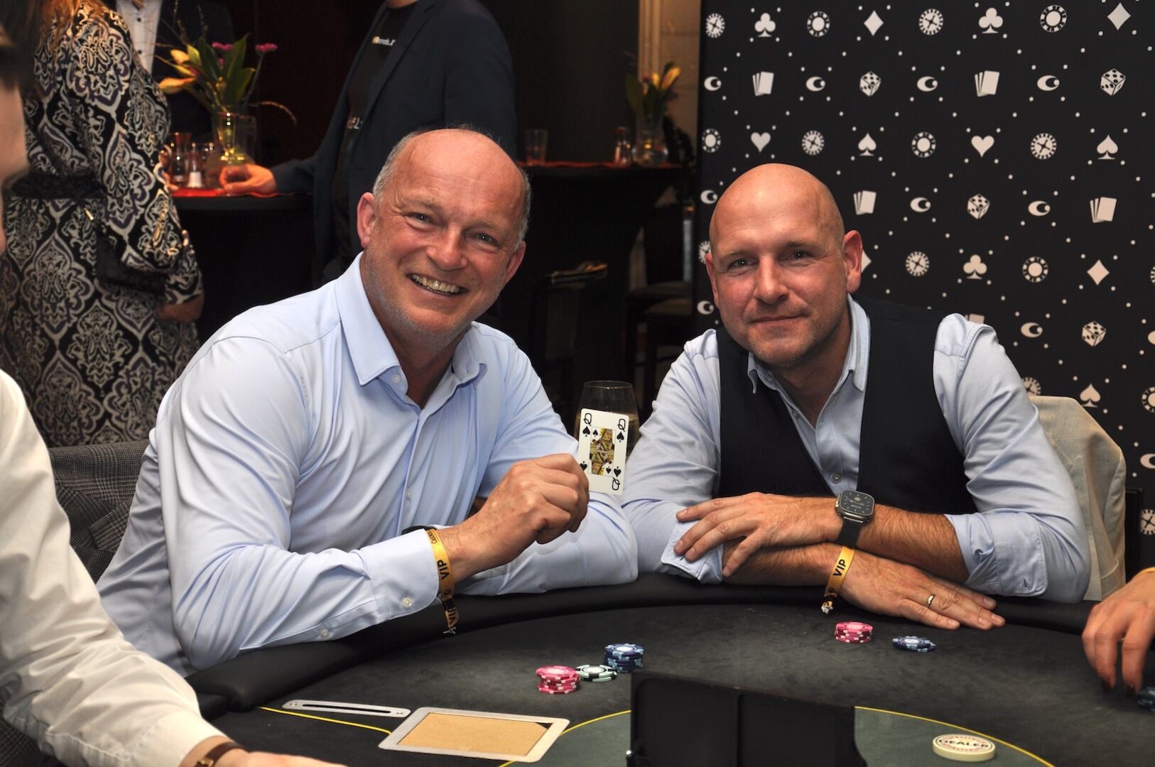 2 Herren am Pokertisch