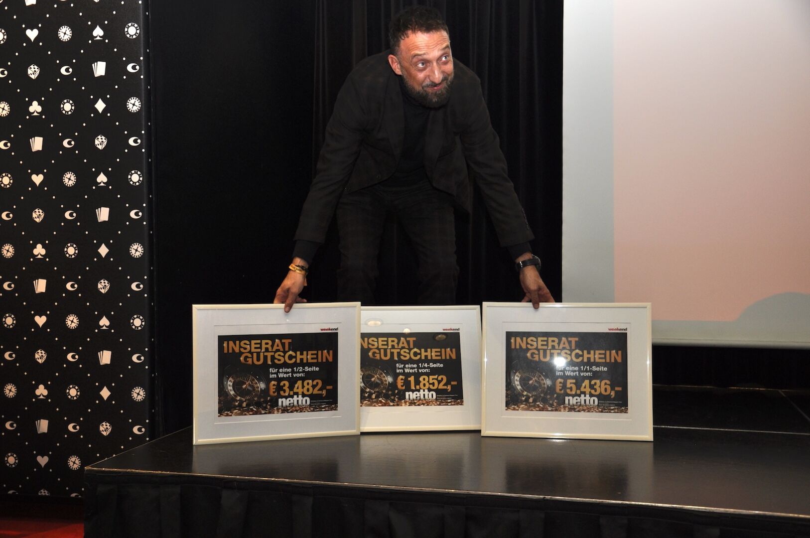 Mann mit Bilderrahmen