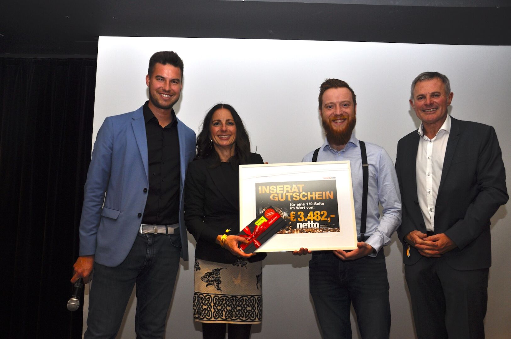 3 Männer, 1 Frau bei Preisverleihung