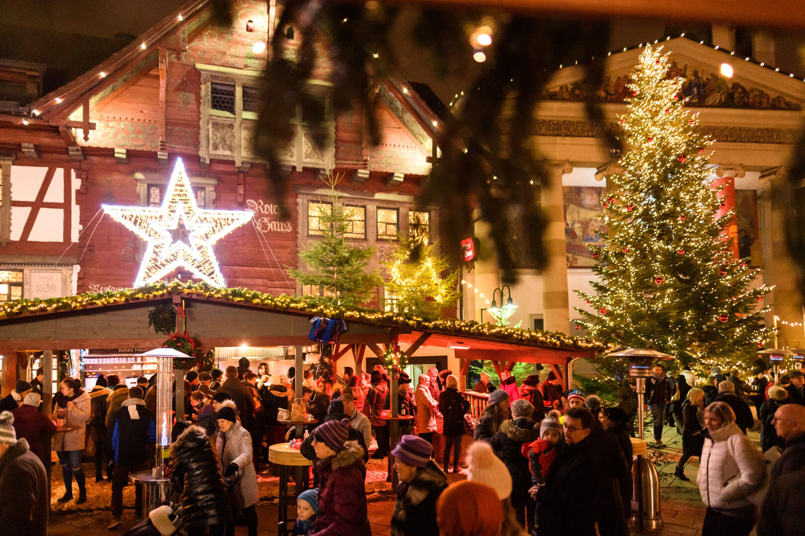 Menschen vor einer Glühweinhütte
