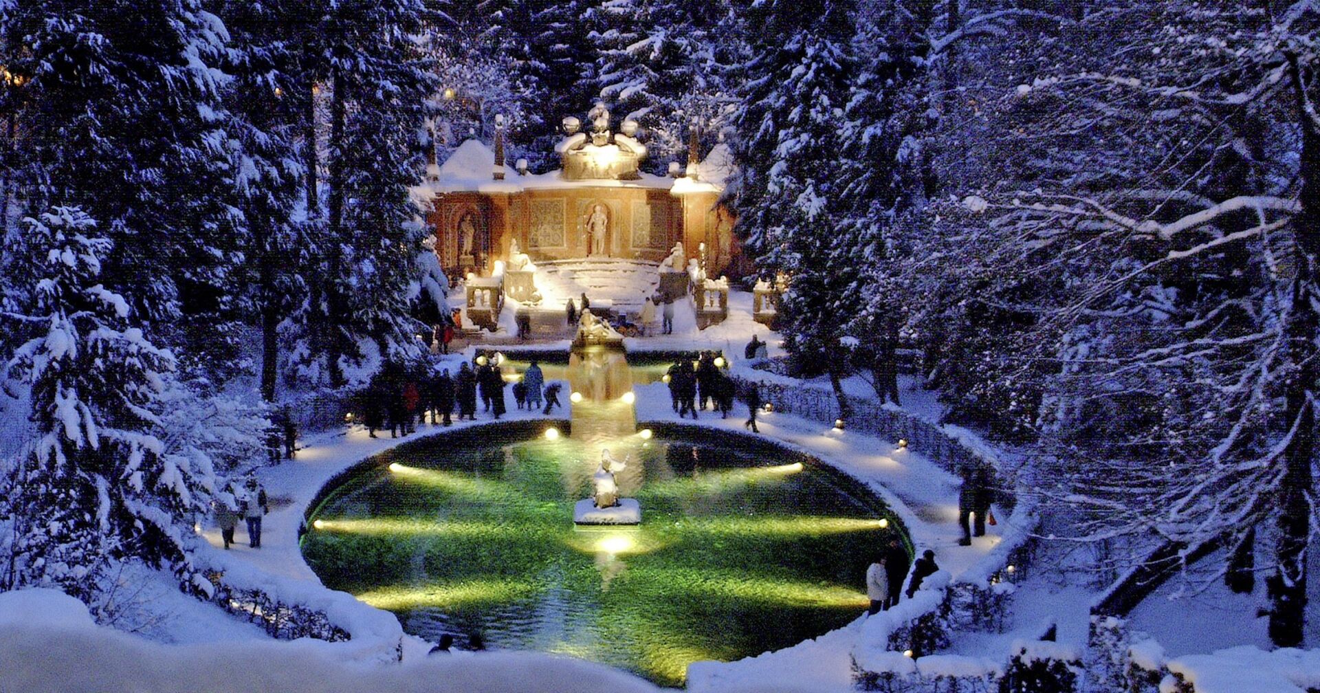 Erleuchteter Schlosspark im Dezember