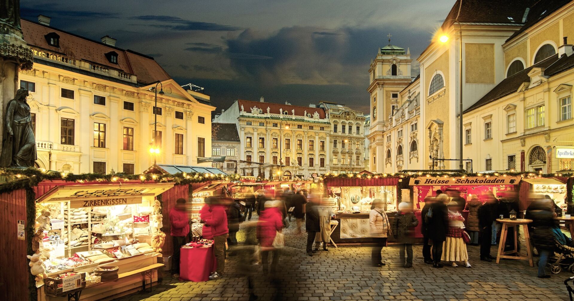 Christkindlmarkt vor einer Kirche