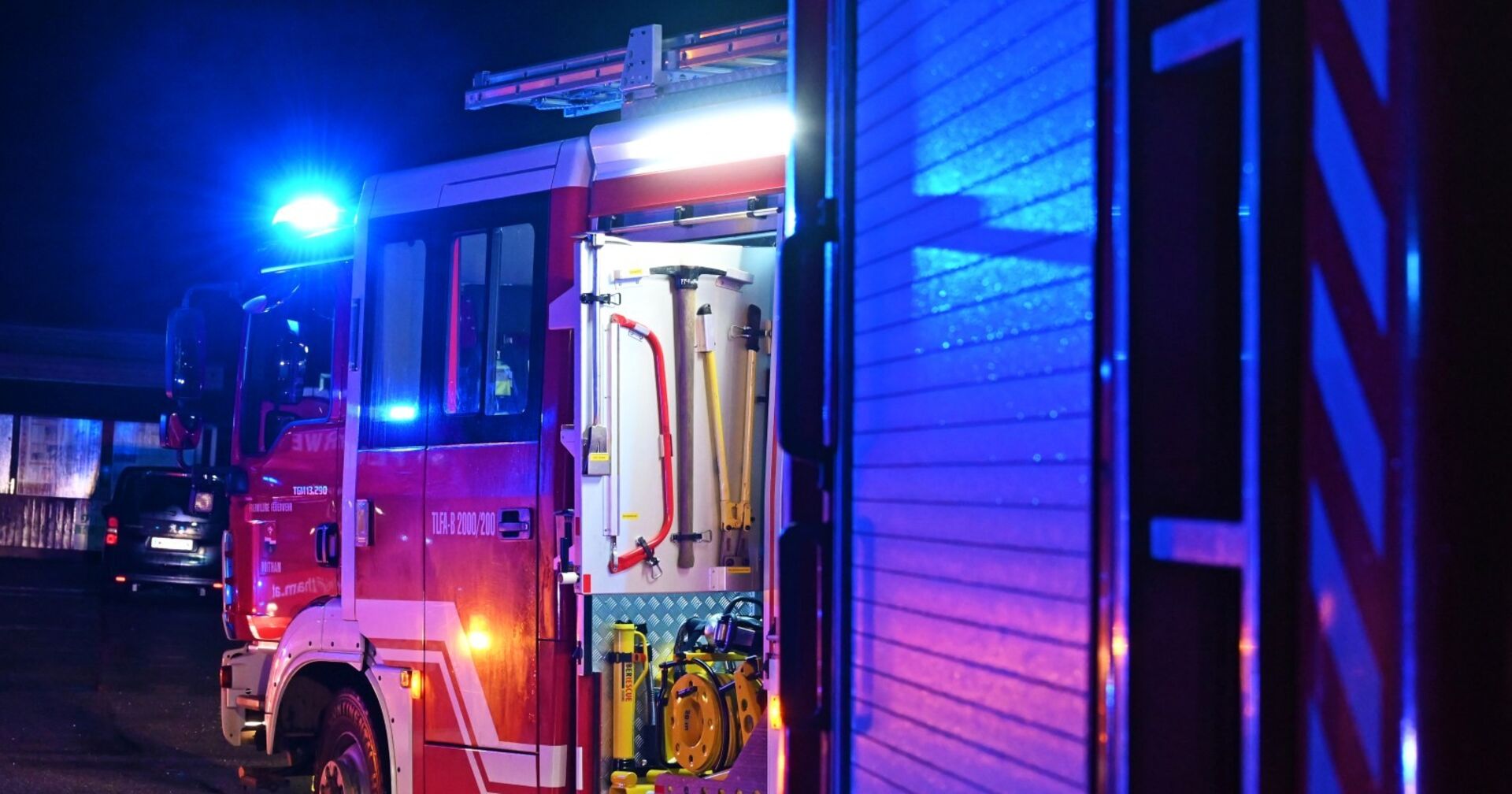 Feuerwehrfahrzeuge in der Nacht