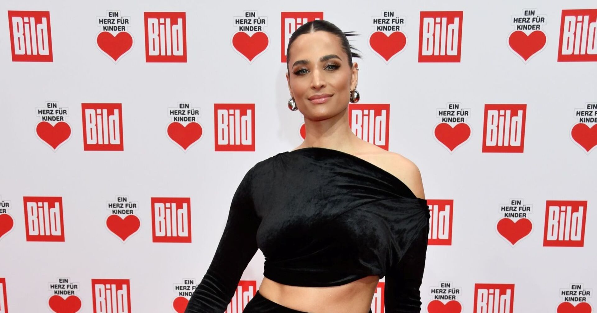 Amira Pocher in einem schwarzen Oberteil