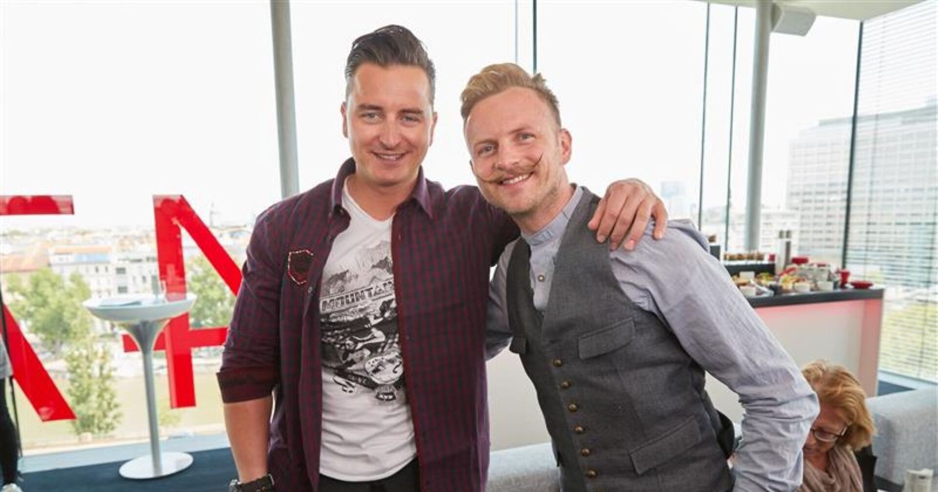 Andreas Gabalier und sein Bruder Willi lächeln in die Kamera