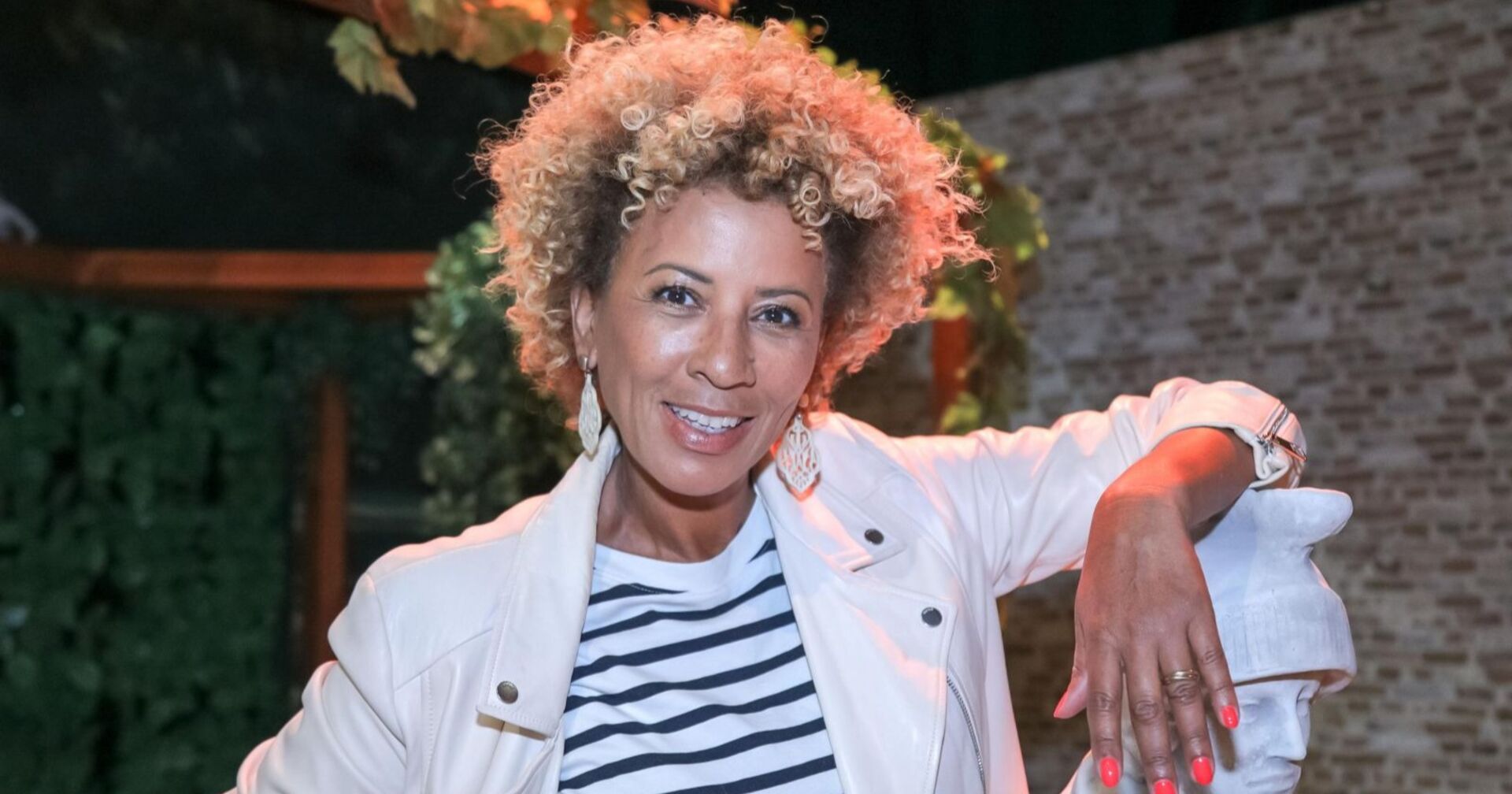 Arabella Kiesbauer lächelt in die Kamera