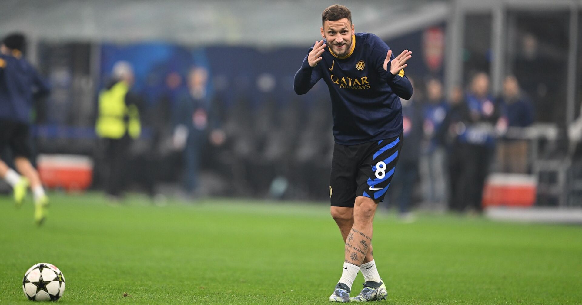 Marko Arnautovic mit lustiger Geste auf dem Spielfeld.