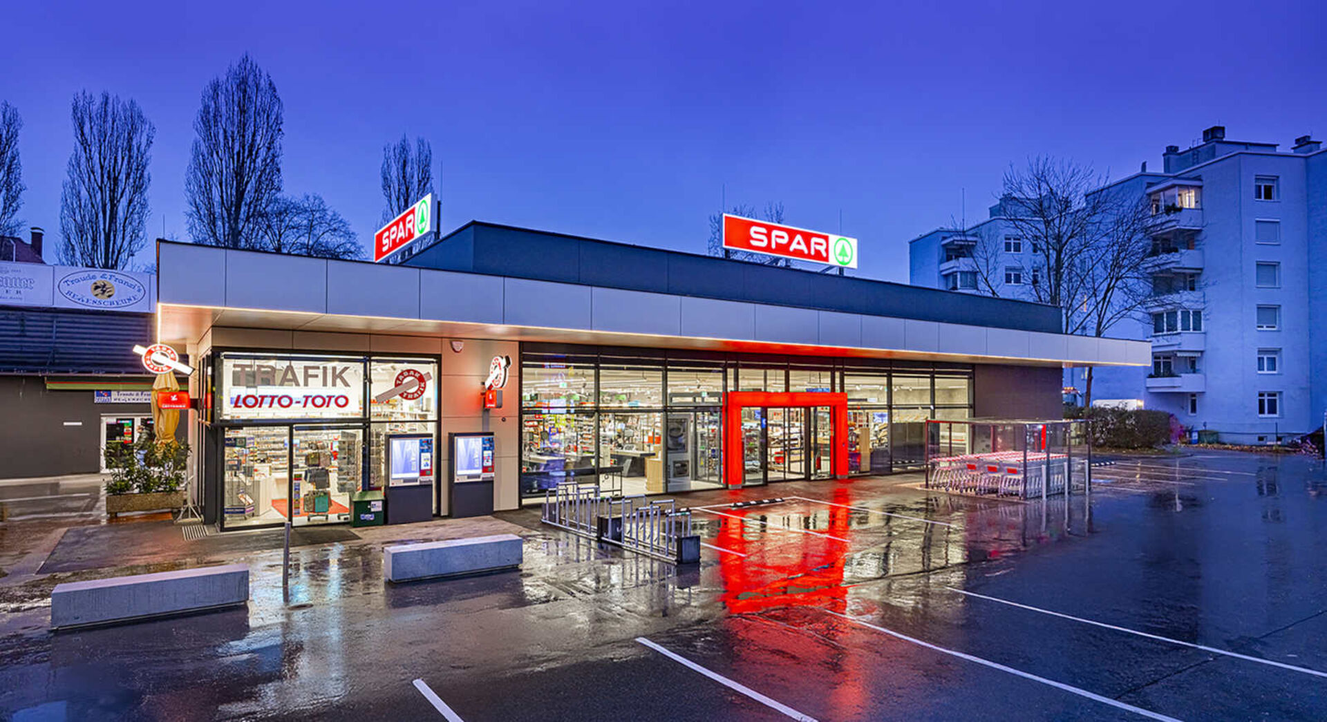 Außenansicht von einem Spar am Abend