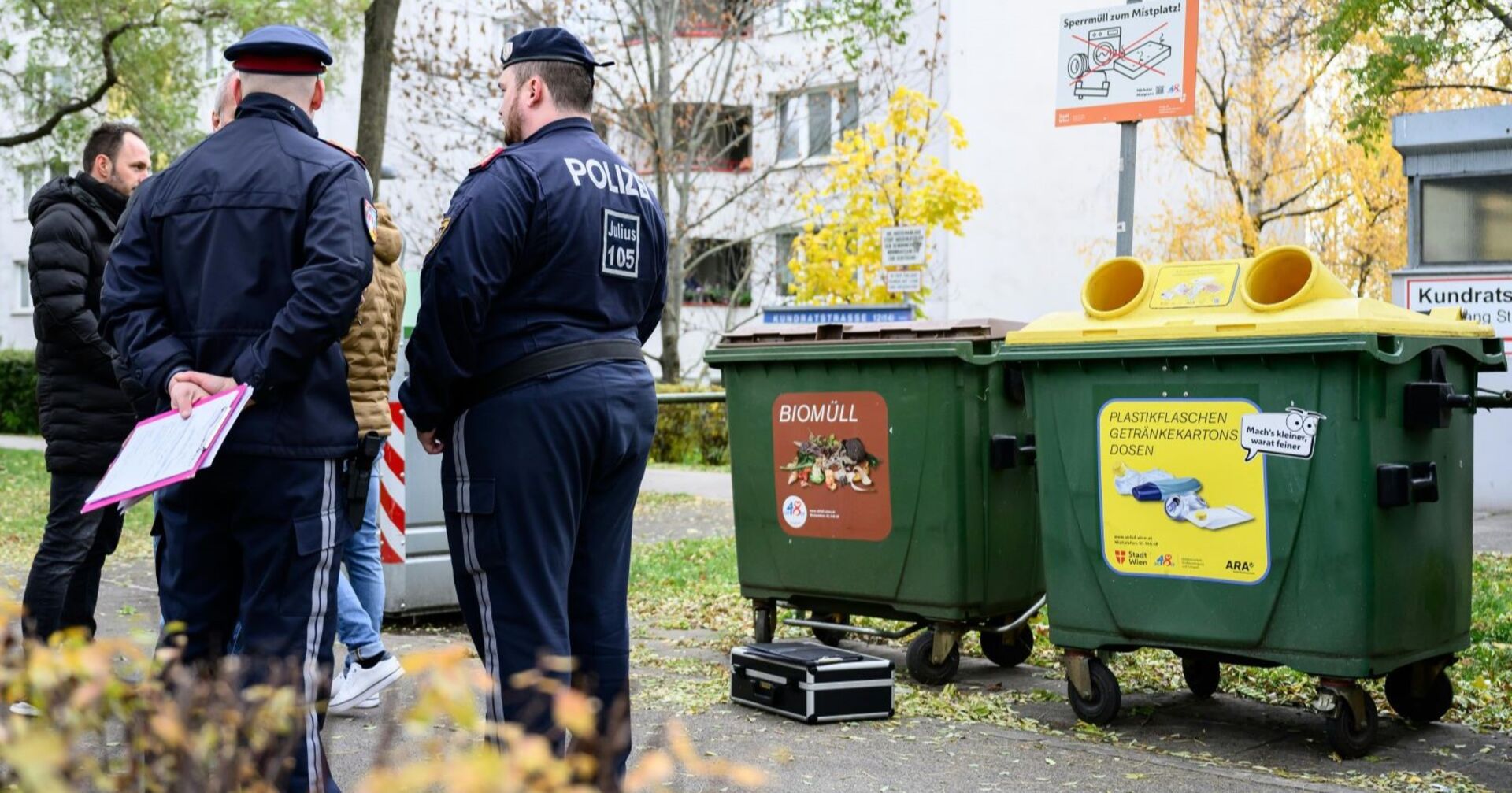 Die Polizei hat das tote Baby in einem Müllcontainer vor der Klinik gefunden.