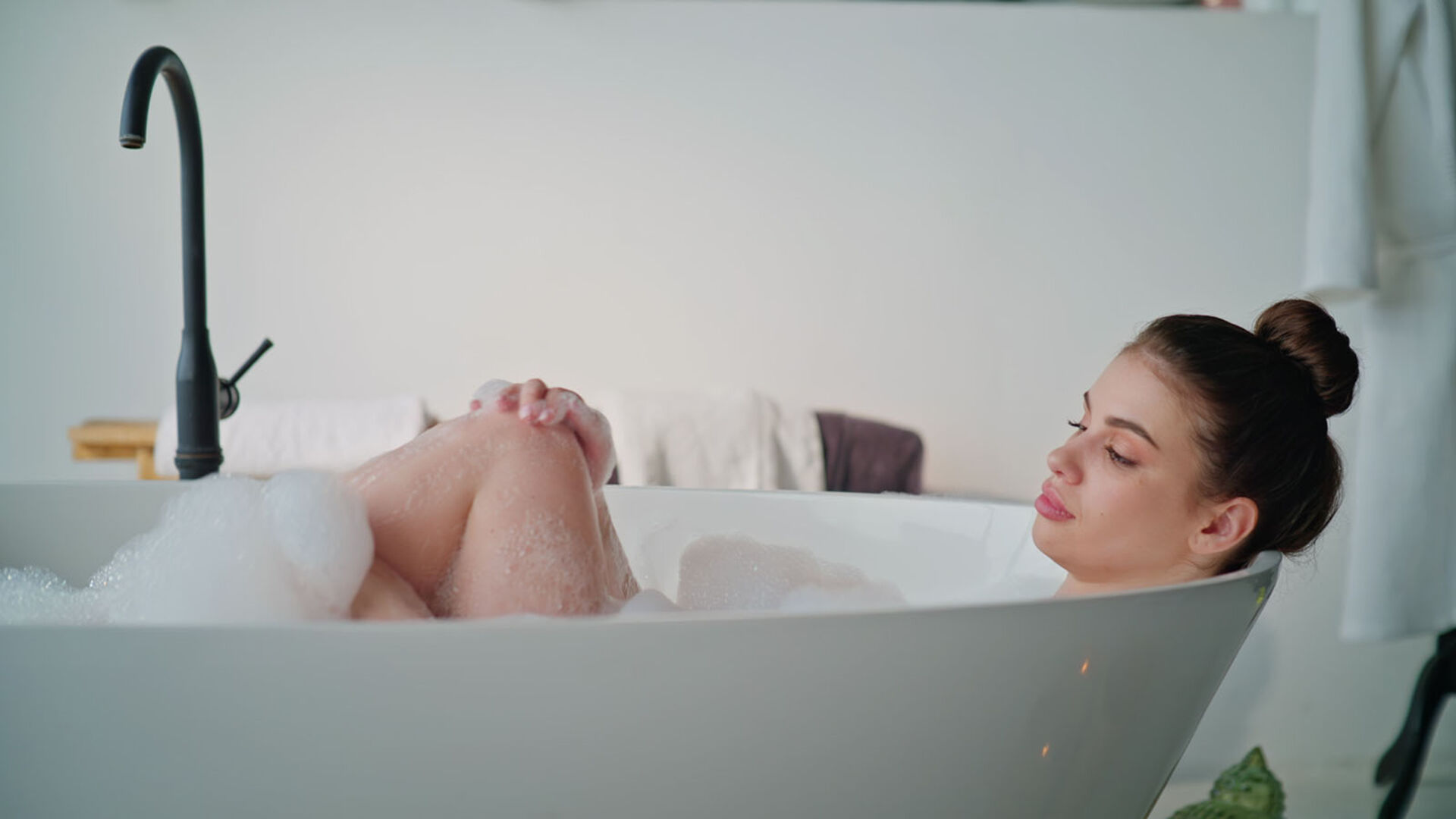 Frau liegt in der Badewanne | Credit: iStock.com/stockbusters