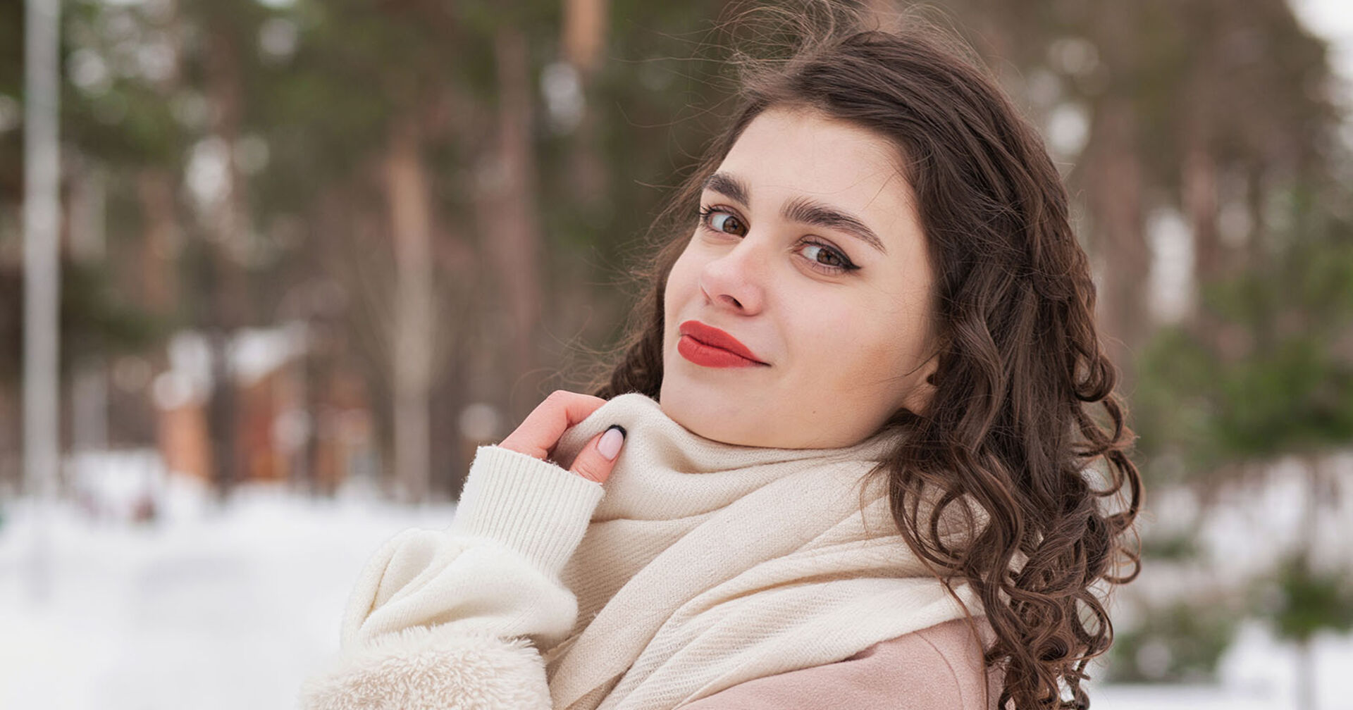 Frau mit roten Lippen | Credit: iStock.com/pavlyukv