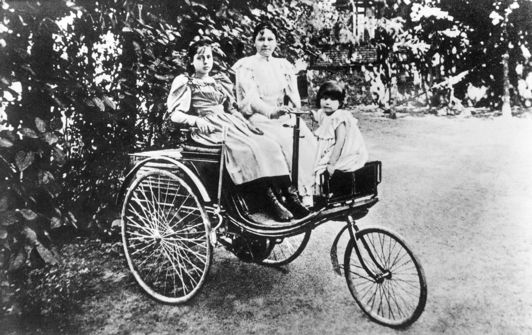 Bertha Benz mit ihren Kindern auf der Erfindung ihres Mannes