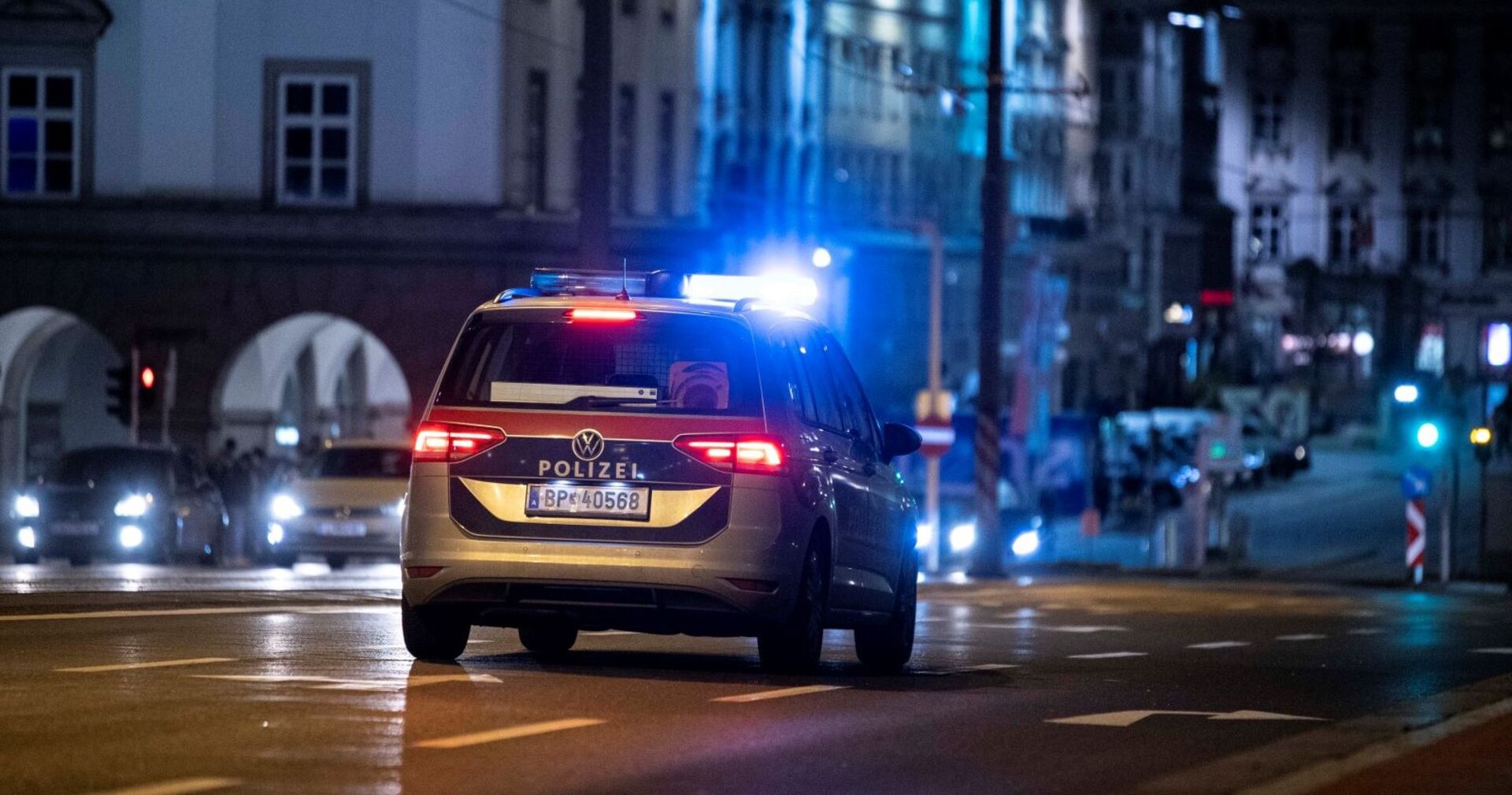 Ein Polizeiwagen in der Nacht auf dem Weg zu einem Einsatz.
