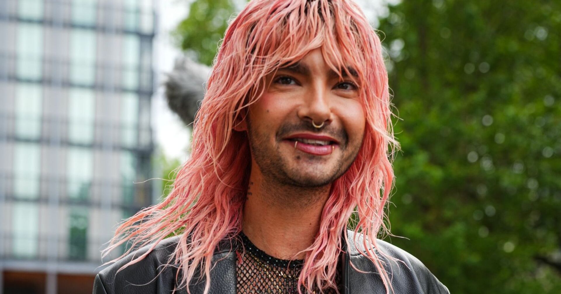 Bill Kaulitz lächelt