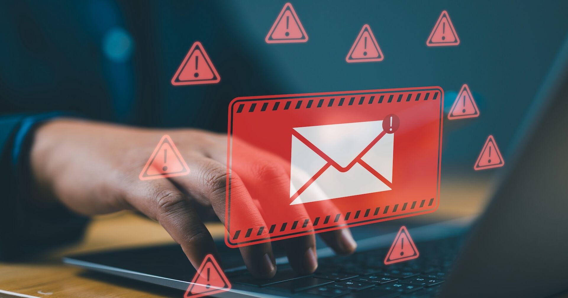 Ein rotes E-Mail-Symbol und ein Mann an einem Laptop.