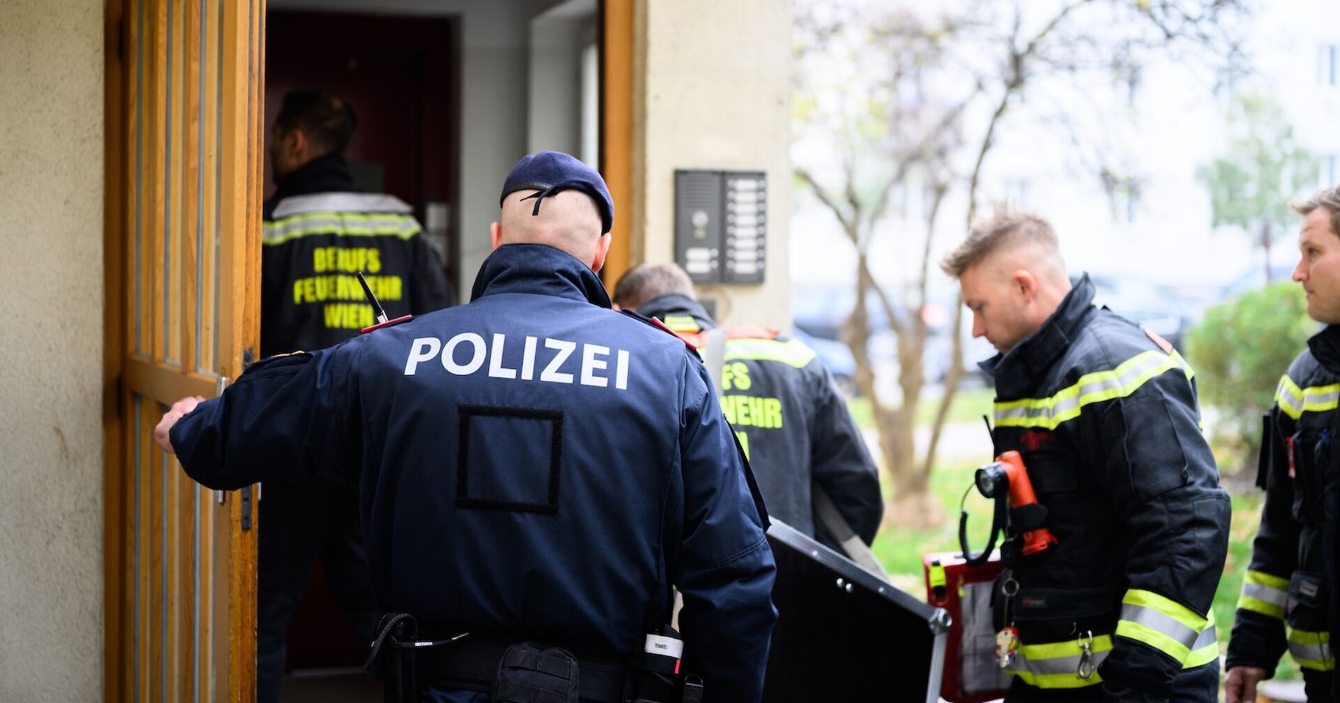 Einsatzkräfte am Tatort in Wien-Favoriten.