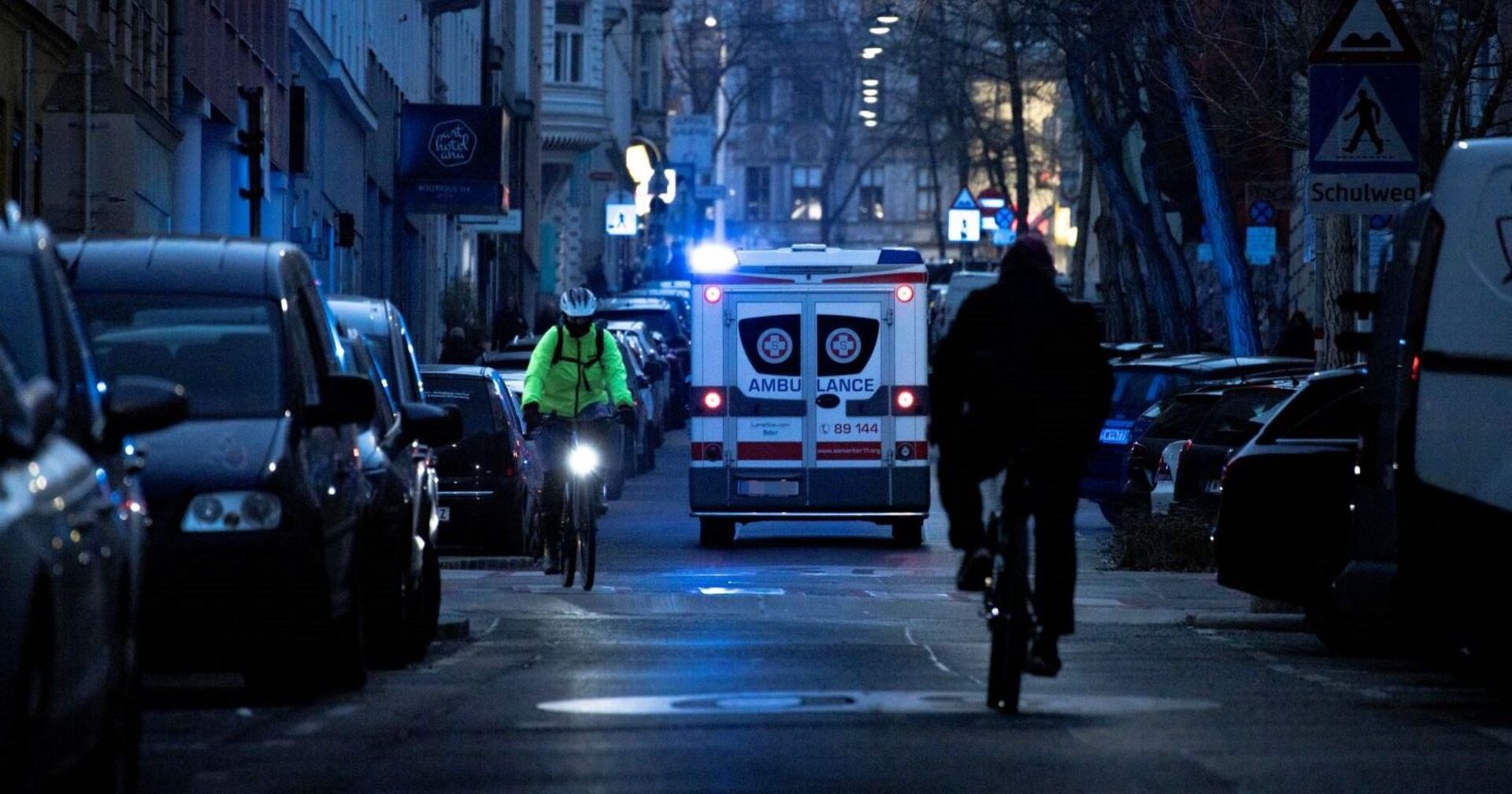 Ein Rettungswagen in Wien im nächtlichen Einsatz.