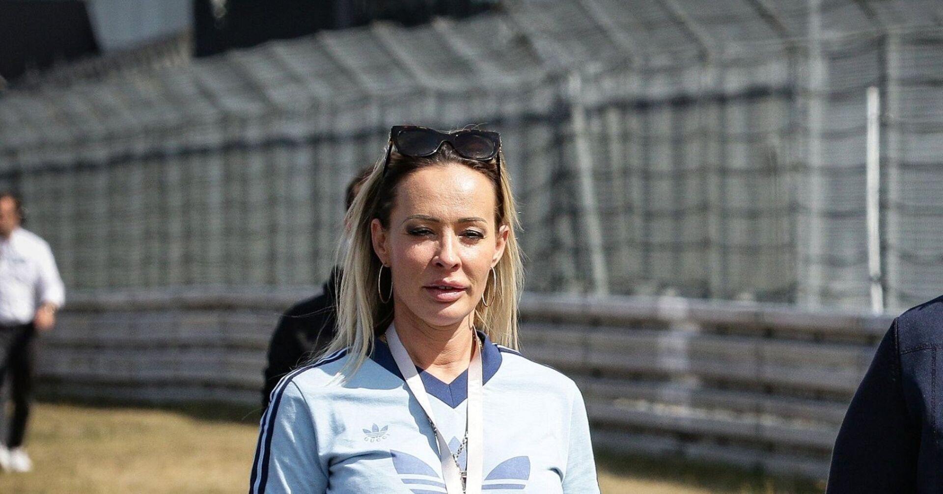 Cora Schumacher mit Sonnenbrille auf dem Kopf