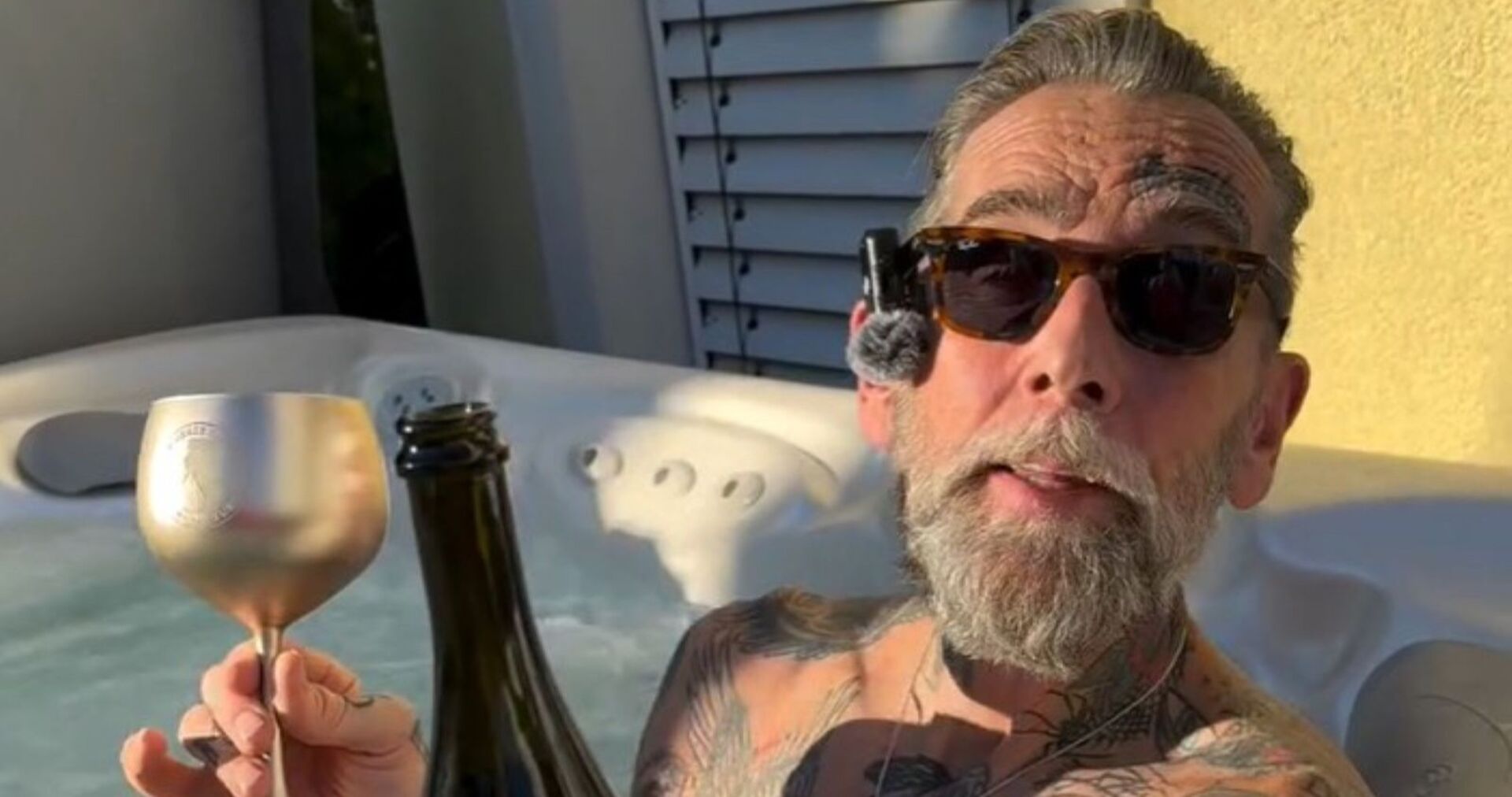 Roland mit champagner im Whirlpool.