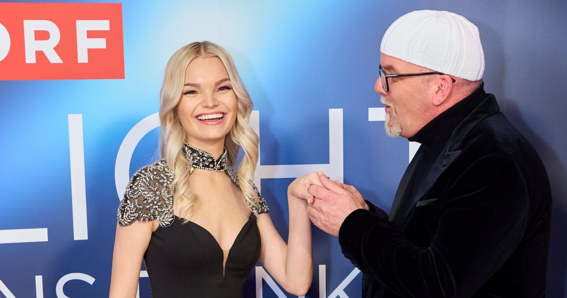 DJ Ötzi hält die Hand seiner Tochter Lisa-Marie.