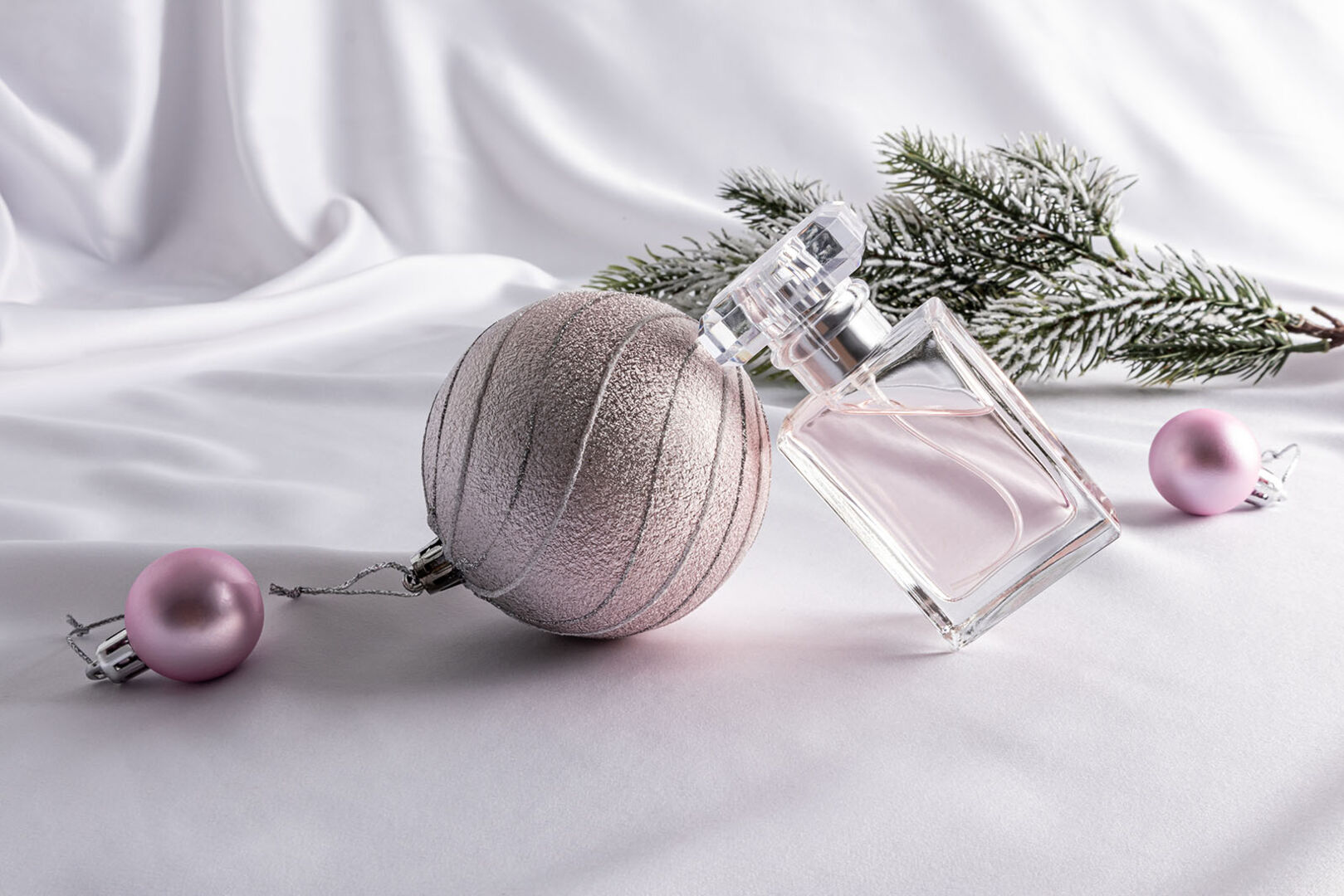 Weihnachtskugeln mit Parfum | Credit: iStock.com/Marina Moskalyuk