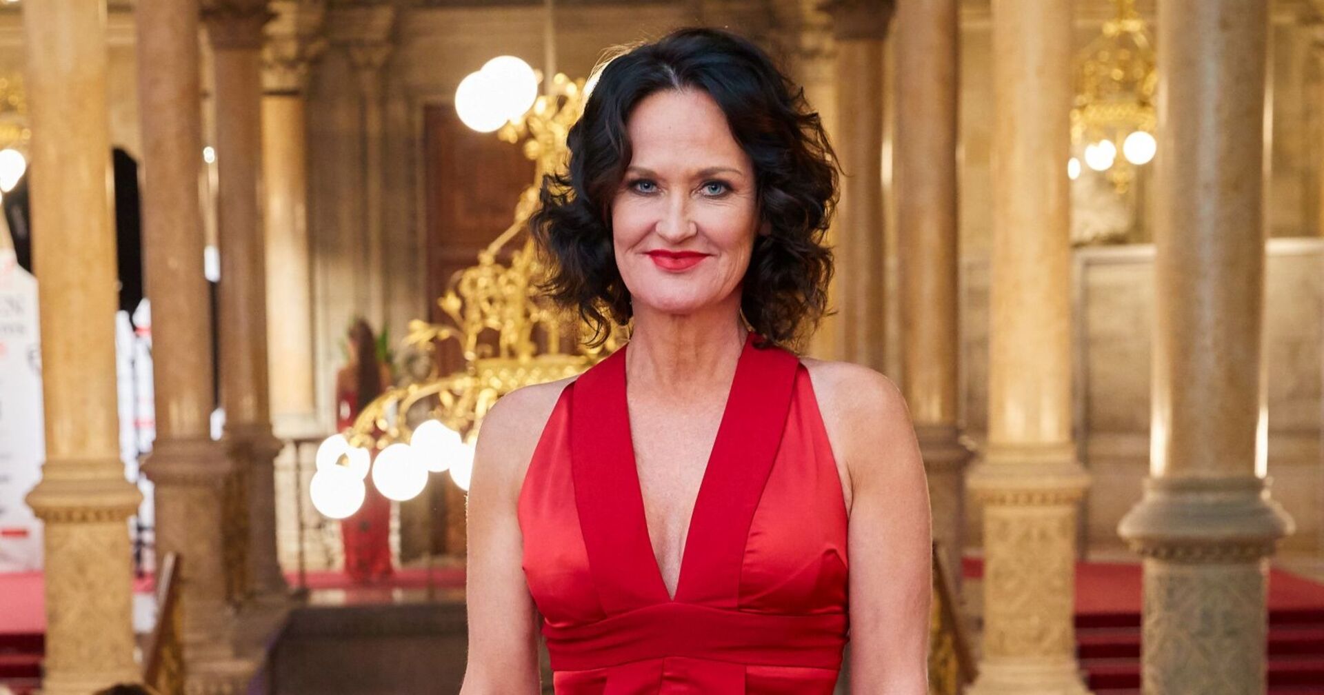 Eva Glawischnig im roten Kleid