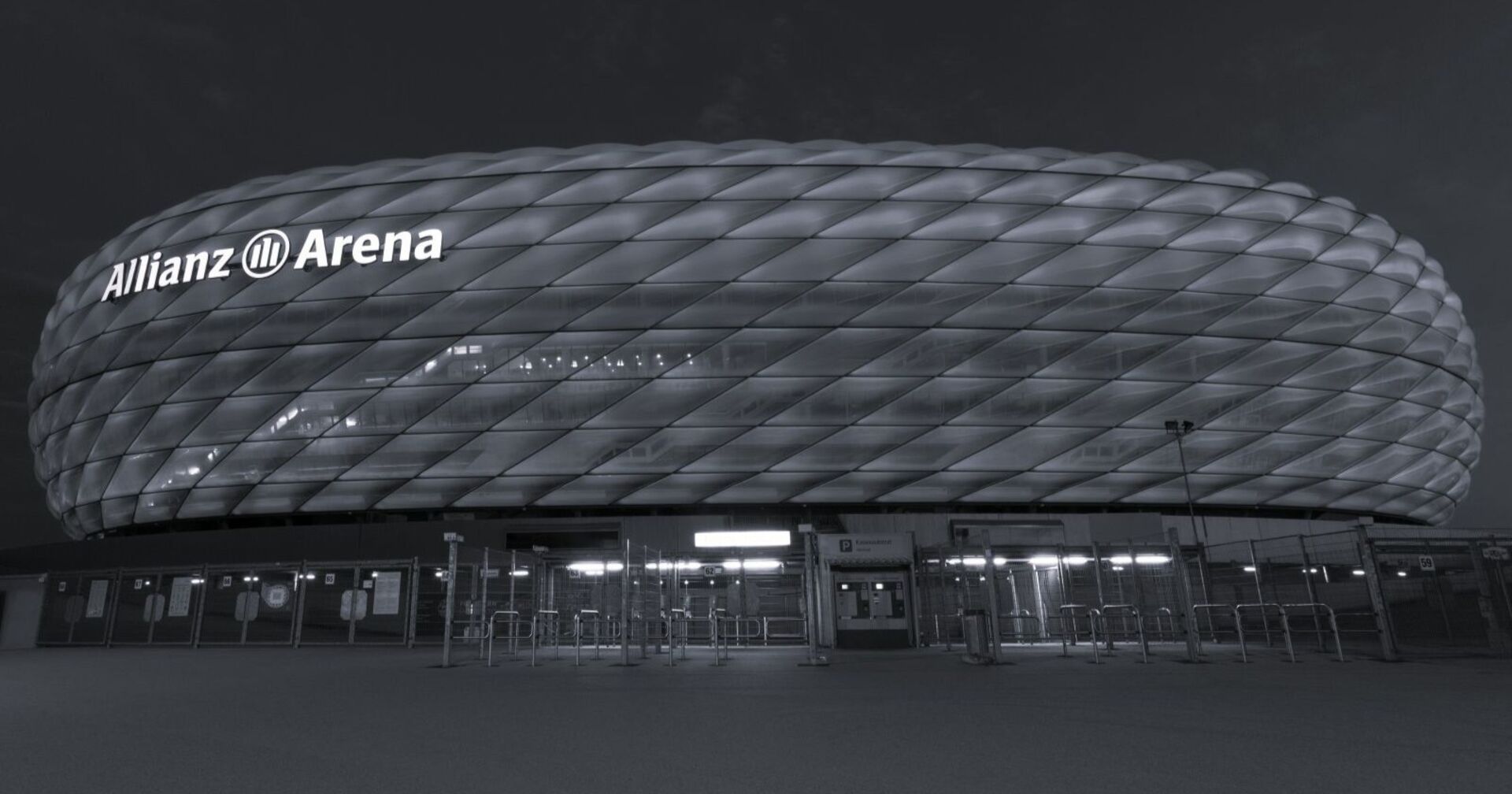 Allianz Arena in schwarz-weiß