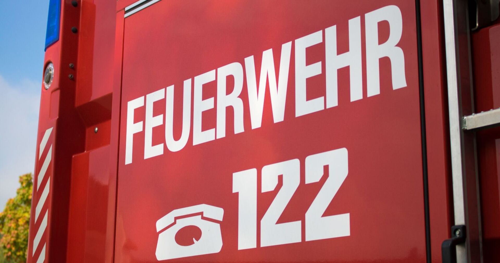 Feuerwehrwagen mit weißer Aufschrift