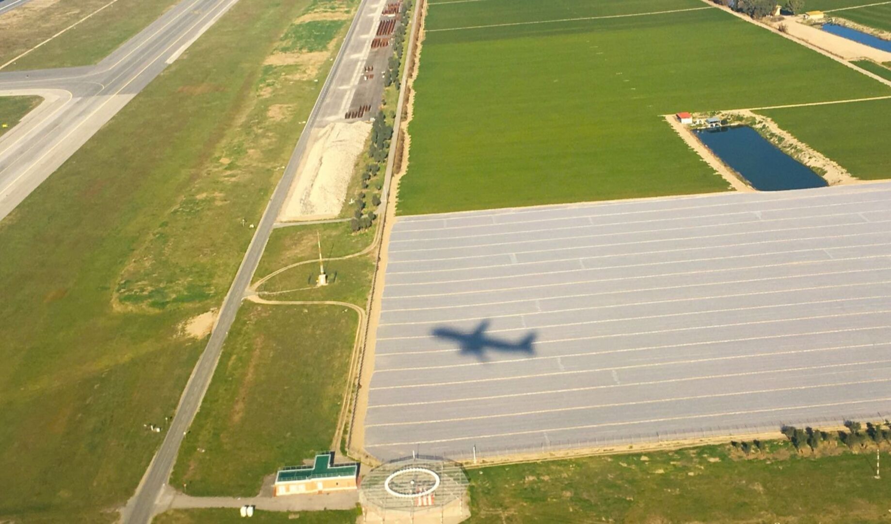 Flugzeug hebt ab am Flughafen Rom-Fiumicino