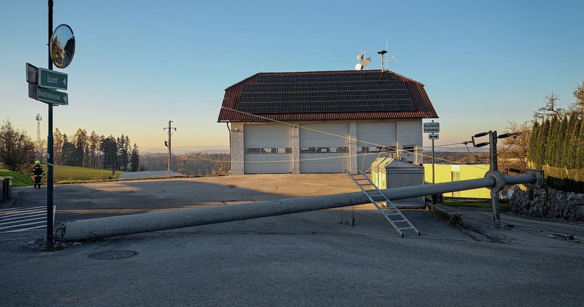 Der umgekippte Strommasten in Roitham.